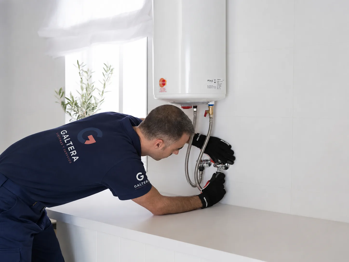 Técnico de GALTERA dando mantenimiento a un termotanque