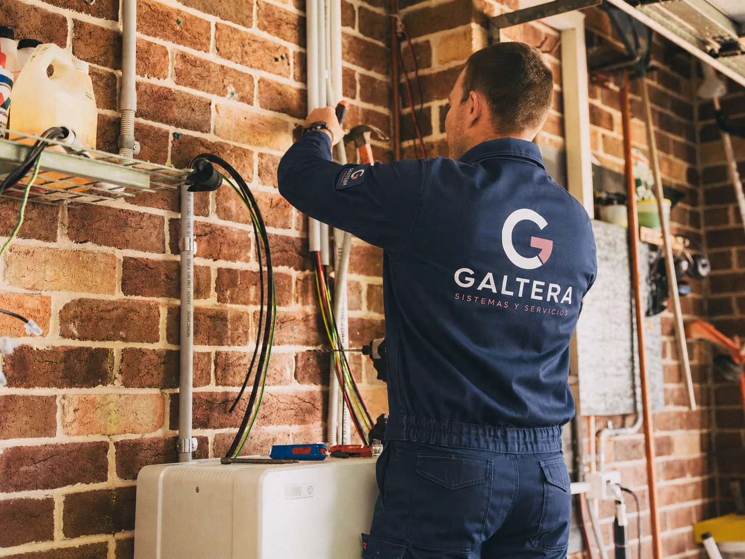 Técnico de GALTERA en un trabajo de instalación